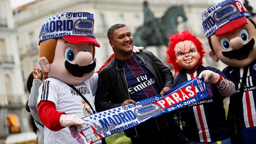 epa08026613 A Paris Saint-Germain supporter poses for photographers with dressed up people in central Madrid, Spain, 26 November 2019, ahead of the UEFA Champions League group A soccer match between R ...
