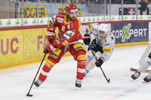 Biels Luca Cunti, links, und Fribourgs Killian Mottet, rechts, kaempfen um den Puck, beim Eishockey Meisterschaftsspiel der National League zwischen dem EHC Biel und den HC Fribourg Gotteron, am Freit ...