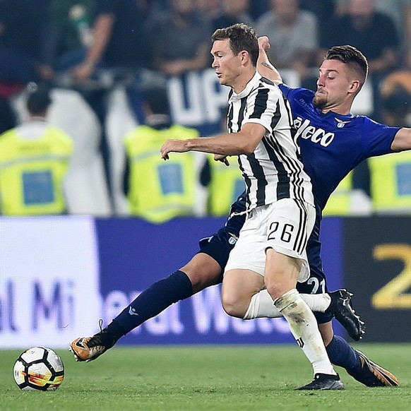 Juventus&#039; Stefan Lichtsteiner and Lazio&#039;s Sergej Milinkovic-Savic, right, vie for the ball during their Serie A soccer match at the Allianz Stadium in Turin, Italy, Sunday, Oct. 14, 2017. (A ...