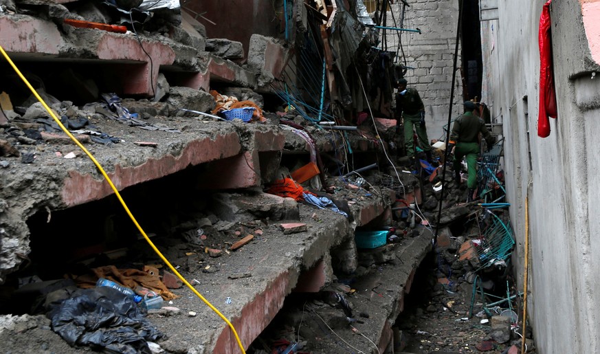 Nairobi: Retter suchen in den Trümmern eines eingestürzten Gebäudes nach Überlebenden.