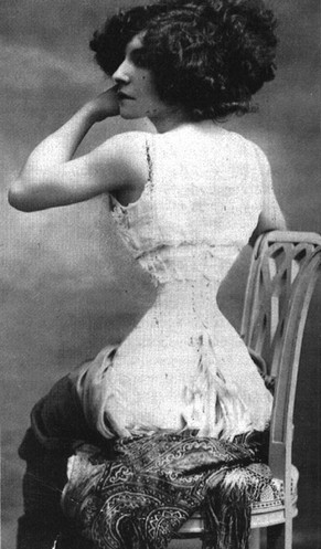 Die algerisch-französische Tänzerin Polaire, die durch ihre Wespentaille (36 cm) Berühmtheit erlangte.&nbsp;