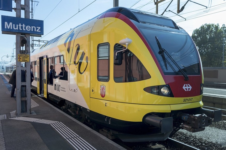 Der Werbezug der Gemeinde Muttenz der FHNW am Medienanlass zur Verlagerung der Hauptverkehrszeiten auf SBB-Strecken am Beispiel der Fachhochschule Nordwestschweiz FHNW am Bahnhof in Muttenz, am Mittwo ...