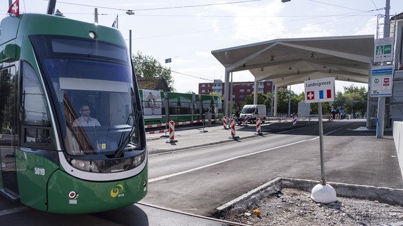 Ein Tram faehrt auf der neuen Wendeschlaufe der Tramlinie 3 an der Grenzanlage Basel-Burgfelden in Basel am Montag, 31. Juli 2017. (KEYSTONE/Georgios Kefalas)