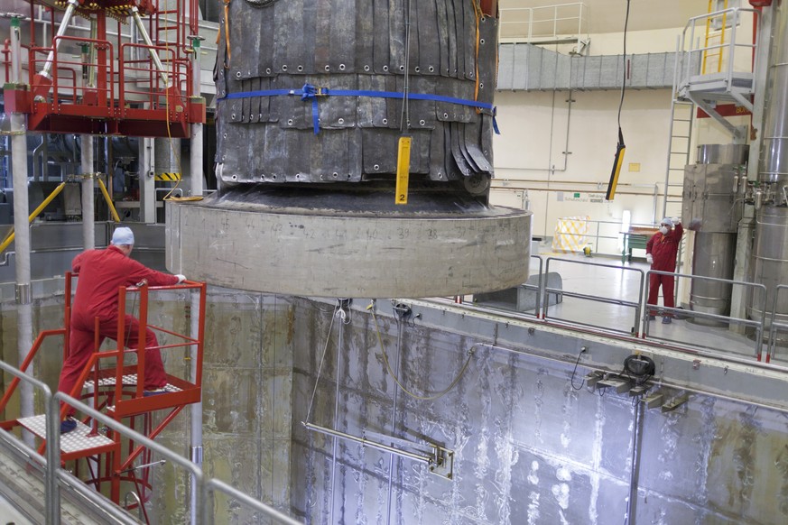 ZUR REAKTIVIERUNG VOM AKW BEZNAU NACH DREIJAEHRIGEM STILLSTAND, STELLEN WIR IHNEN HEUTE, 06. MAERZ 2018, FOLGENDES BILDMATERIAL ZUR VERFUEGUNG - The cover weighing 83 tons is again placed on reactor 2 ...