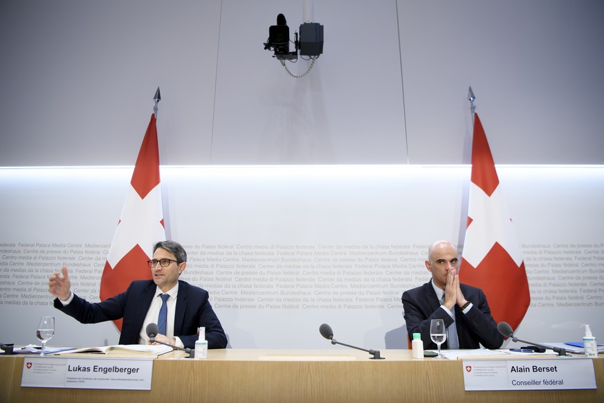 Lukas Engelberger, Praesident der Konferenz der kantonalen Gesundheitsdirektorinnen und -direktoren (GDK), links, spricht an der Seite von Bundesrat Alain Berset, rechts, an einer Medienkonferenz zur  ...