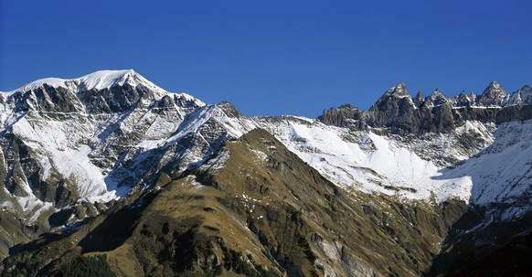 ARCHIVE - DUE TO THE PLANE CRASH ON THE MOUNT PIZ SEGNAS ---- Mount Piz Segnas, left, and the Tschingel Horn mountains, right, with the Martin&#039;s Hole near Elm in the canton of Glarus, Switzerland ...