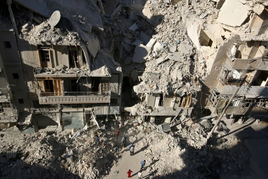 People dig in the rubble in an ongoing search for survivors at a site hit previously by an airstrike in the rebel-held Tariq al-Bab neighborhood of Aleppo, Syria, September 26, 2016. REUTERS/Abdalrhma ...