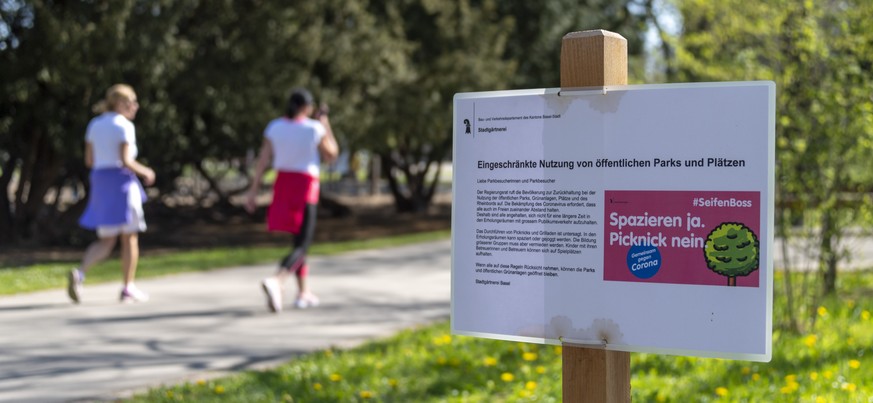 Ein Schild weist auf die eingeschraenkte Nutzung von Parks hin im Schuetzenmattpark in Basel, am Sonntag, 5. April 2020. Als Massnahme gegen die Ausbreitung des Coronavirus sind die Parks in Basel nur ...