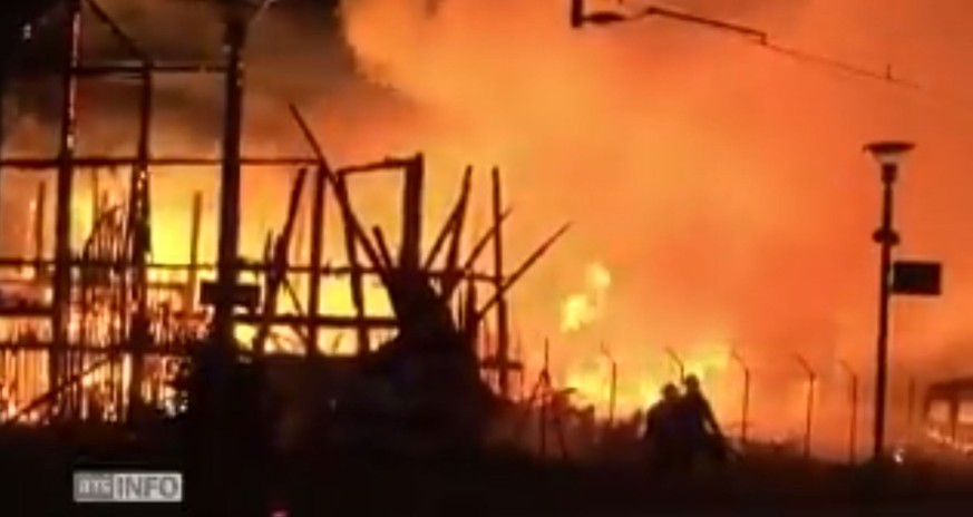 In Evionnaz VS stehen Hangars in Flammen. Die Situation ist angespannt.