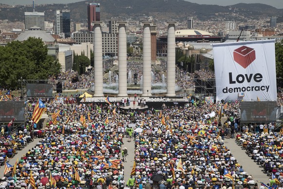 epa06022371 General view of the demonstration to support the referendum under the logo &#039;Referendum is democracy&#039; held at Montjuic, Barcelona, Catalonia, Spain, 11 June 2017. The Catalan Gove ...