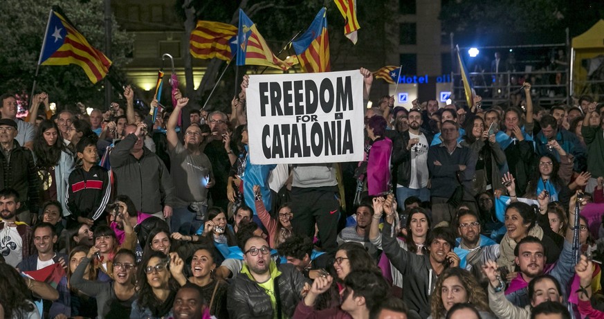 epa06239287 People celebrate in Catalunya&#039;s square after the Catalonia independence referendum &#039;1-O Referendum&#039; in Barcelona, Spain, 01 October 2017. Spanish National Police officers an ...