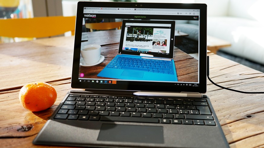Das Surface Pro 4 von Microsoft wird mit Cover-Tastatur zum Laptop.