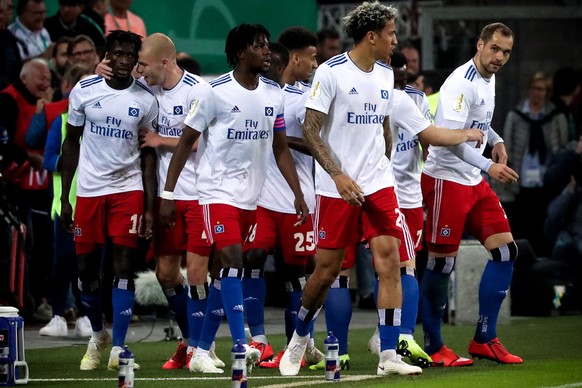 epa07523864 Hamburg&#039;s Bakery Jatta (L) celebrates with his teammates after scoring the 1-1 equalizer during the German DFB Cup semi final soccer match between Hamburger SV and RB Leipzig in Hambu ...