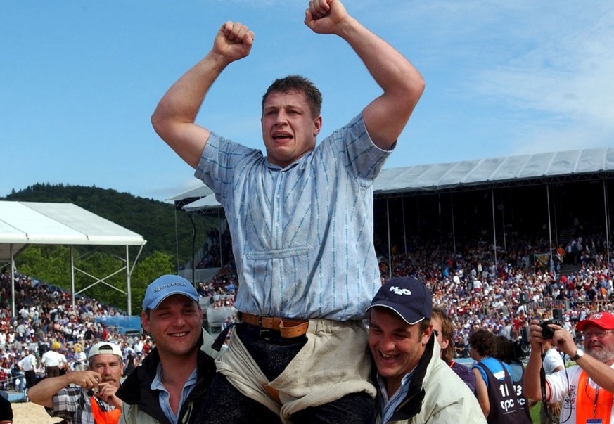 Joerg Abderhalden jubilates after the final round at the Federal Wrestling and Alpine Games Festival in Lucerne, Switzerland, Sunday, August 22, 2004. (KEYSTONE/SIGI TISCHLER)