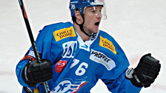 Der Klotener Frederic Rothen, jubelt nach drei Toren fuer Kloten, im Spiel der Eishockey National League A der Kloten Flyers gegen den HC Fribourg-Gotteron am Samstag, 3. November 2007, in Kloten. (KE ...