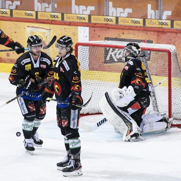 Berns Thierry Bader, Beat Gerber, Andre Heim und Torhueter Philip Wuethrich, von links, sind enttaeuscht im Eishockey Meisterschaftsspiel der National League zwischen dem SC Bern und dem HC Fribourg G ...