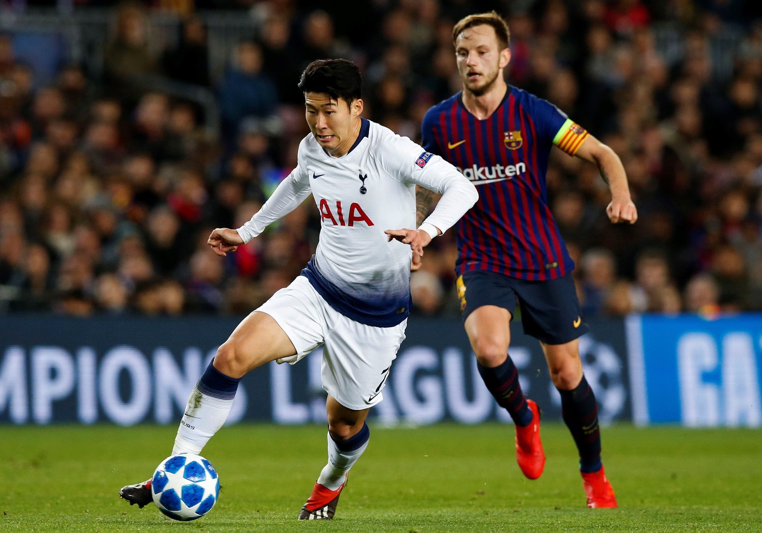 epa07224599 FC Barcelona&#039;s midfielder Ivan Rakitic (R) and Tottenham Hotspur&#039;s forward Heung-Min Son (L) in action during the UEFA Champions League group B match between FC Barcelona and Tot ...