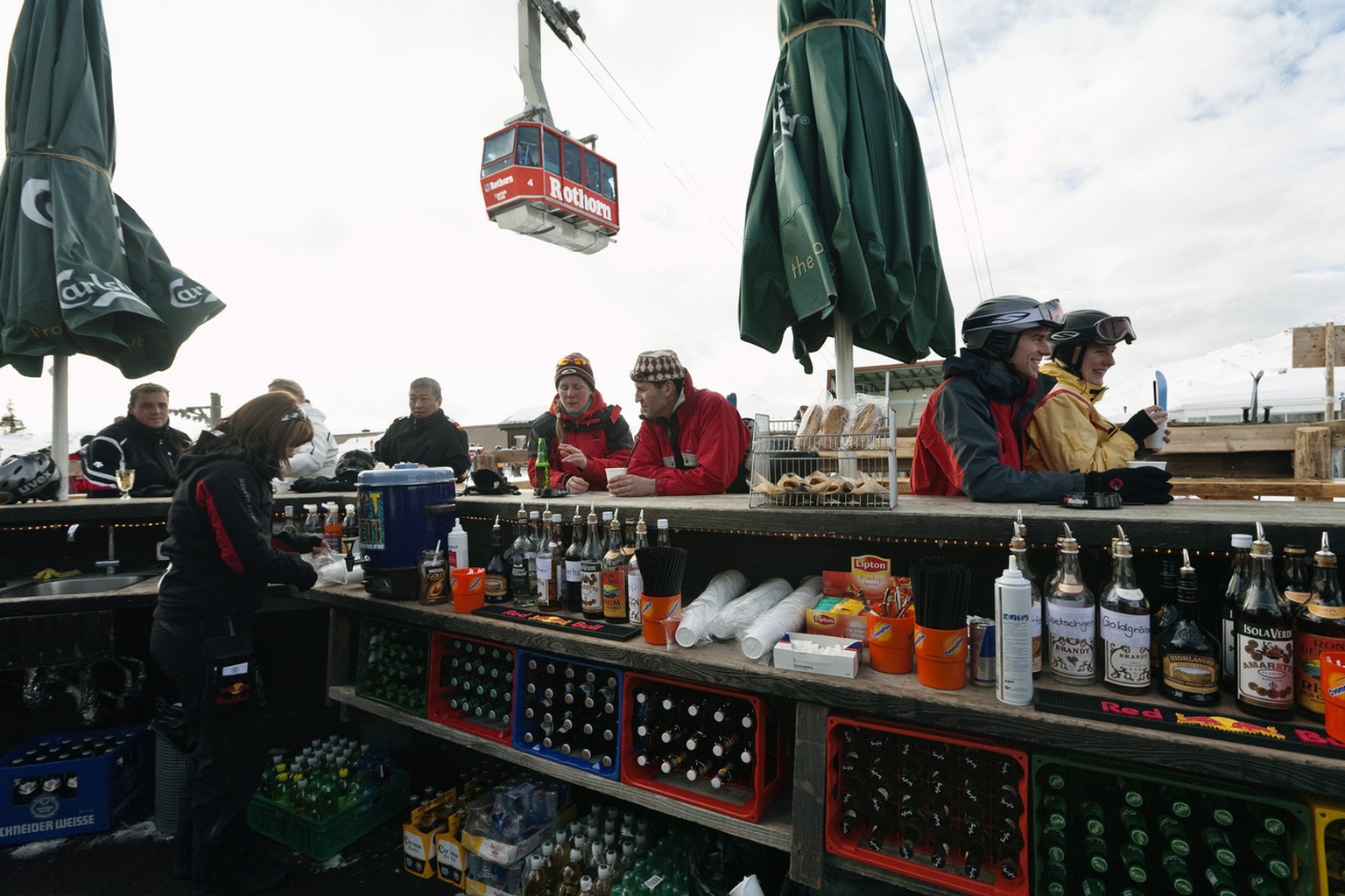 Winter athletes have drinks at a snow bar in the skiing area Lenzerheide in the canton of Grisons, Switzerland, pictured on January 30, 2009. (KEYSTONE/Alessandro Della Bella)

Wintersportler verpfleg ...