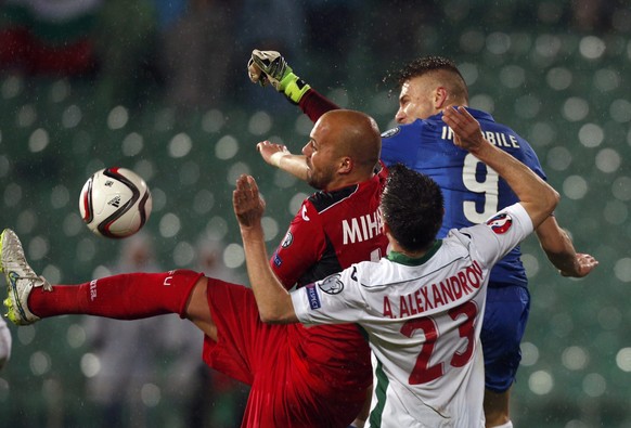 Ciro Immobile of Italy (top R) challenges Aleksandar Aleksandrov and goalkeeper Nikolay Mihaylov (L) of Bulgaria during their Euro 2016 qualifying soccer match in Sofia March 28, 2015. REUTERS/Stoyan  ...