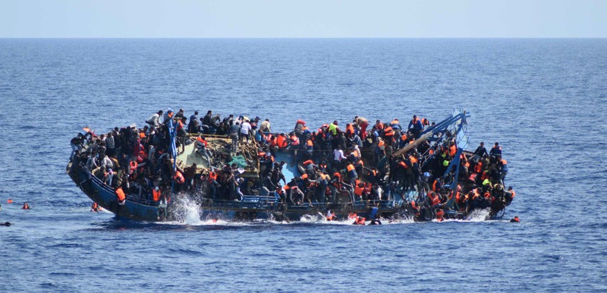 Vor der Küste Libyens kentert ein Flüchtlingsboot – Bild aus dem Mai 2016.
