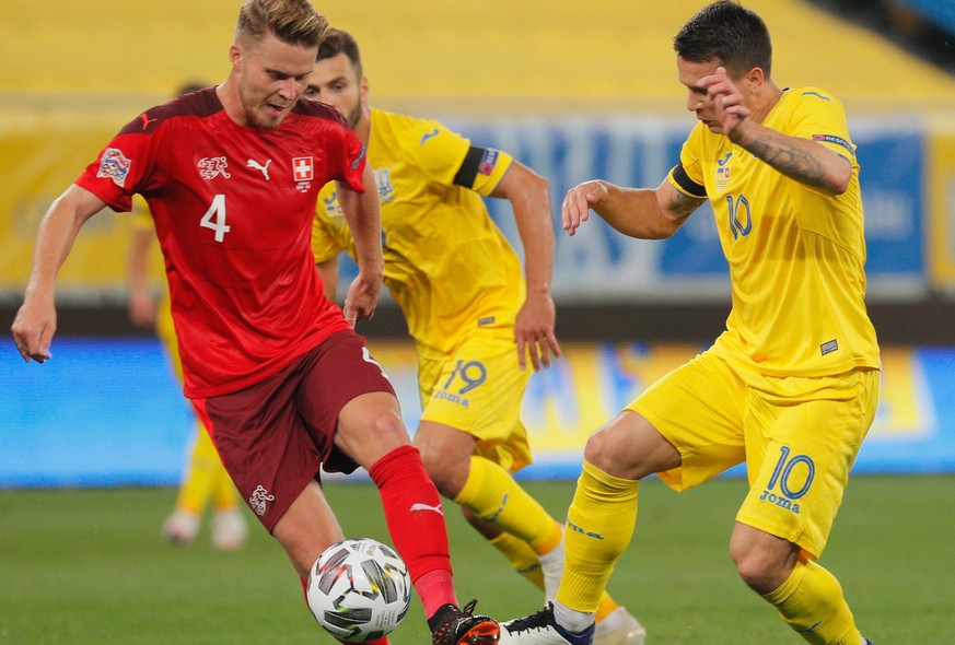 epa08644921 Nico Elvedi (L) of Switzerland and Yevhen Konoplyanka (R) of Ukraine in action during the UEFA Nations League group stage soccer match between Ukraine and Switzerland in Lviv, Ukraine, 03  ...