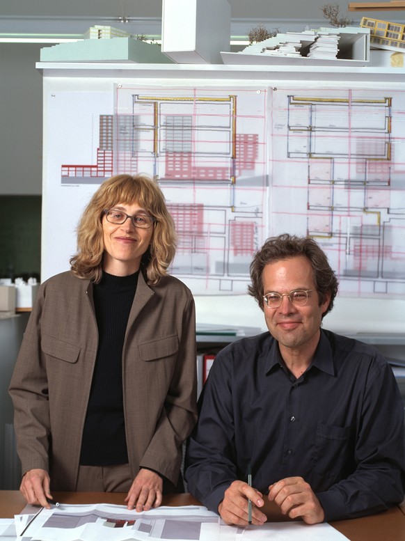 Die Architekten Annette Gigon und Mike Guyer mit Bauplaenen eines Projekts in ihrem Architekturbuero Gigon/Guyer in Zuerich, aufgenommen am 1. November 2004. Seit 1989 arbeiten sie zusammen. (KEYSTONE ...