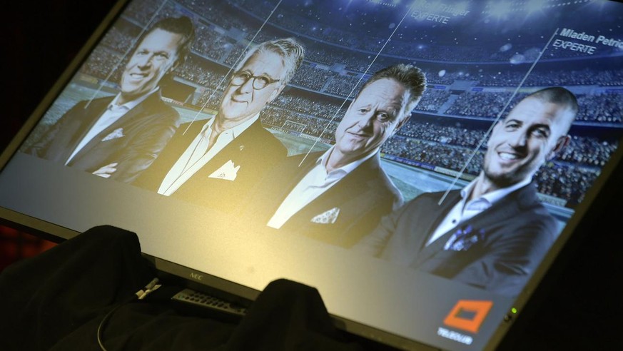 Teleclub Experten auf einem Bildschirm bei der Medienkonferenz Fussballjahr bei Swisscom und Teleclub in Zuerich am Donnerstag, 5. April 2018. (KEYSTONE/Walter Bieri)