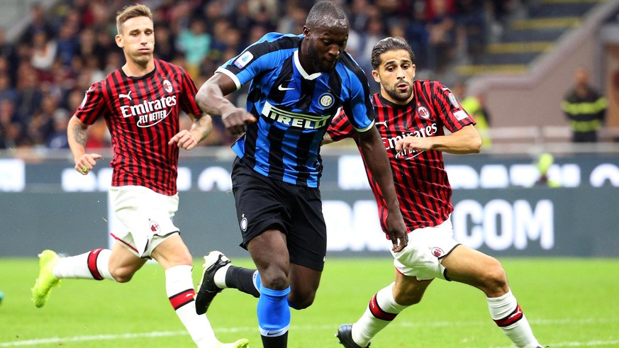 epa07860002 Milan&#039;s Ricardo Rodriguez (R) in action against Inter&#039;s Romelu Lukaku (C) during the Italian Serie A soccer match between AC Milan and Inter Milan at Giuseppe Meazza stadium in M ...