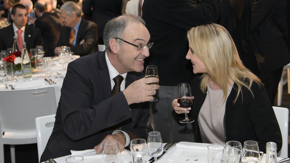 Le nouveau Conseiller federal Guy Parmelin, gauche, fait sante avec Celine Amaudruz, droite, conseillere nationale UDC pendant le repas de gala lors d&#039;une reception en son honneur ce jeudi 17 dec ...