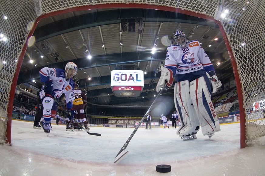 Lions&#039; center Garrett Roe, of U.S.A, left, and Lions&#039; goaltender Ludovic Waeber, right, react after taking the second goal, during the second leg of the National League Swiss Championship se ...
