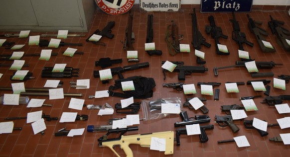 Die Polizei fand zahlreiche Waffen und alte Nazi-Plaketten im Haus von Fabio Del Bergiolo.