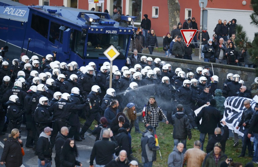 Pfefferspray-Einsatz gegen Demonstranten in Köln.