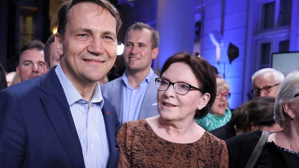epa07918781 Former Polish Foreign Minister Radoslaw Sikorski (2L) and former Polish Prime Minister Ewa Kopacz (2P) prepare for exit polls reactions in during the Civic Coalition (KO) parliamentary ele ...
