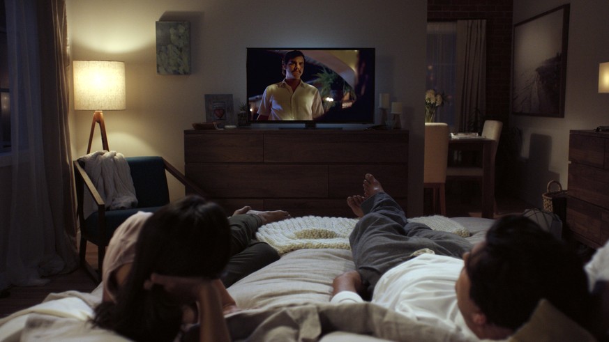 Eine Szene aus dem Netflix-Bilderbuch: entspanntes Streamen im Schlafzimmer.