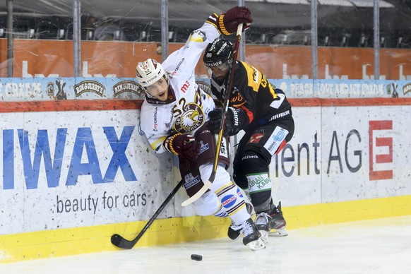 Servettes Michael Voellmin, links, und Berns Cory Conacher, rechts, kaempfen um den Puck, beim Eishockey Meisterschaftsspiel der National League zwischen dem SC Bern und den Geneve-Servette HC, in der ...