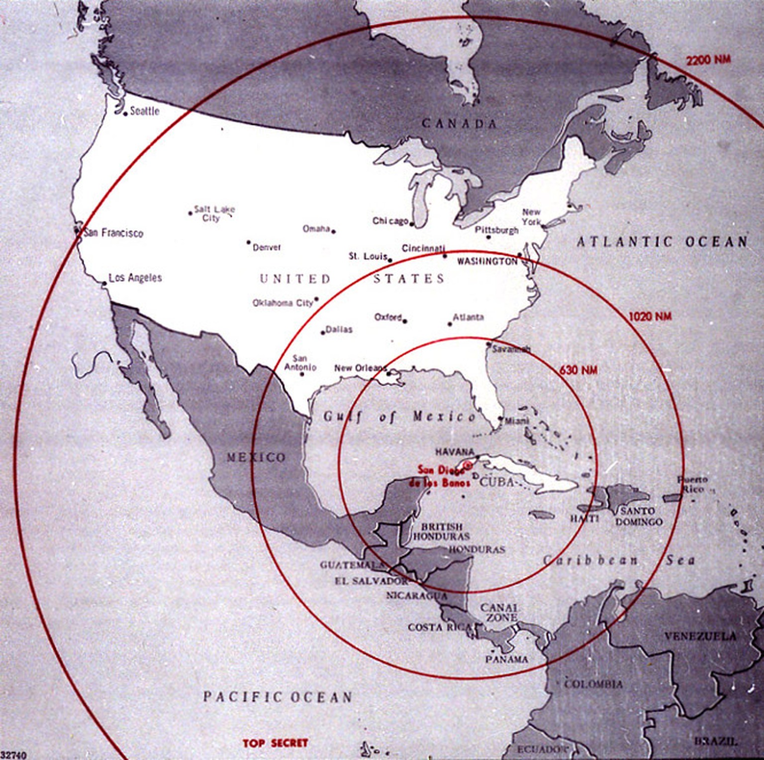 Diese Karte der westlichen Hemisphäre zeigt die volle Reichweite der Atomraketen, die auf Kuba im Rahmen der Kubakrise stationiert werden sollten bzw. worden sind.