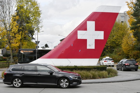 Heckflosse eines Swiss-Flugzeugs auf einem Kreisel in Kloten am Dienstag, 5. November 2019. KEYSTONE/Walter Bieri)