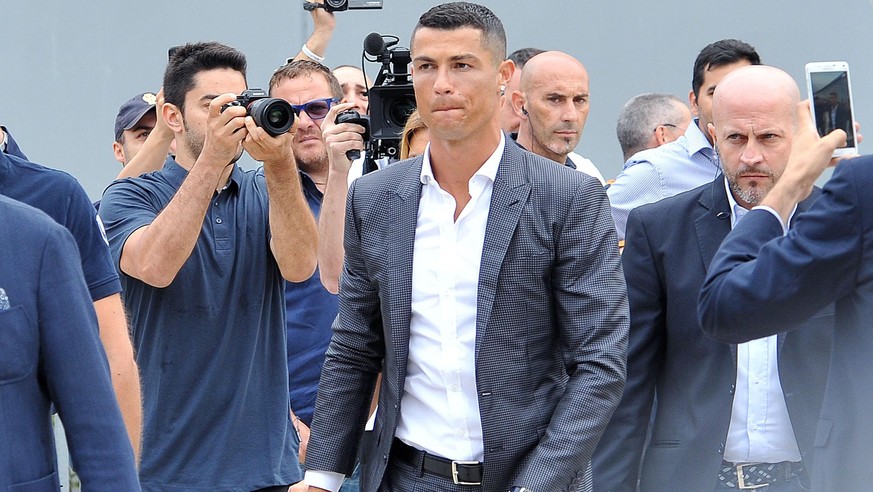epa06892567 New Juventus soccer player Cristiano Ronaldo (C) of Portugal arrives at Juventus J Medical in Turin, Italy, 16 July 2018. Cristiano Ronaldo joins Italian Serie A side Juventus FC. EPA/ALES ...