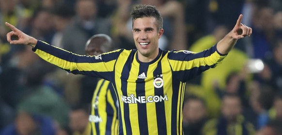 epa05639872 Fenerbahce&#039;s Robin Van Persie celebrates after scoring the 1-0 at the Turkish Super League derby match between Fenerbahce and Galatasaray in Istanbul, Turkey 20 November 2016. EPA/TOL ...