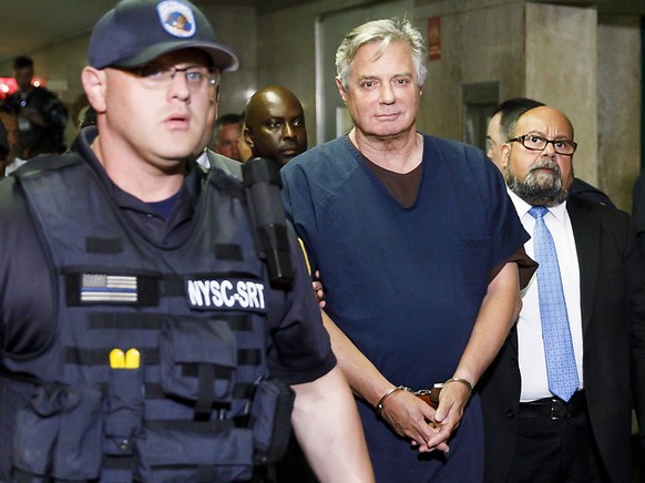 Der frühere Wahlkampfmanager von US-Präsident Donald Trump, Paul Manafort (Mitte), auf dem Weg in den Gerichtssaal.