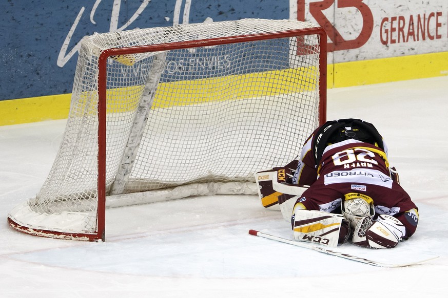 Geneve-Servette&#039;s goaltender Robert Mayer reacts, during a National League regular season game of the Swiss Championship between Geneve-Servette HC and SC Bern, at the ice stadium Les Vernets, in ...