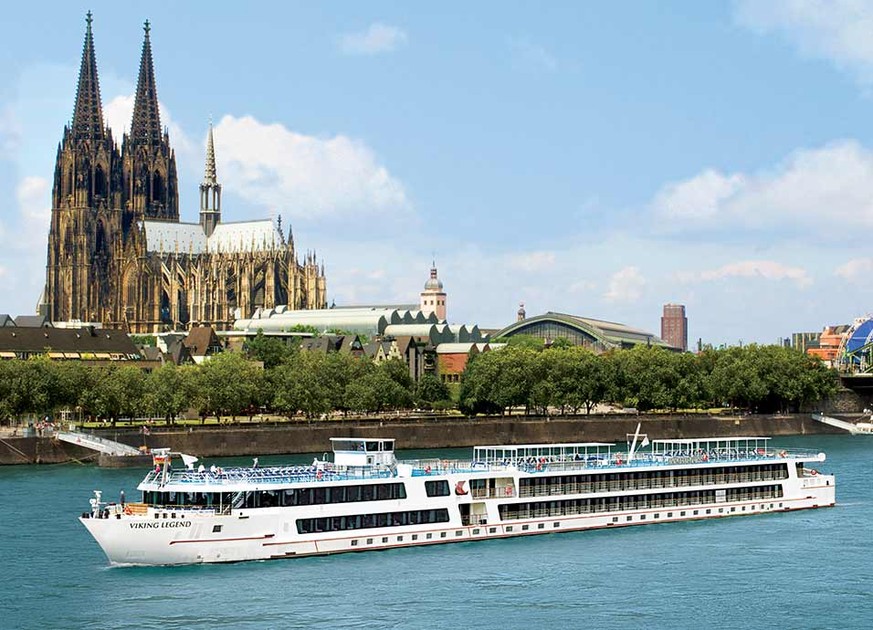 Das Flusskreuzfahrtschiff Viking Legend vor dem Kölner Dom.