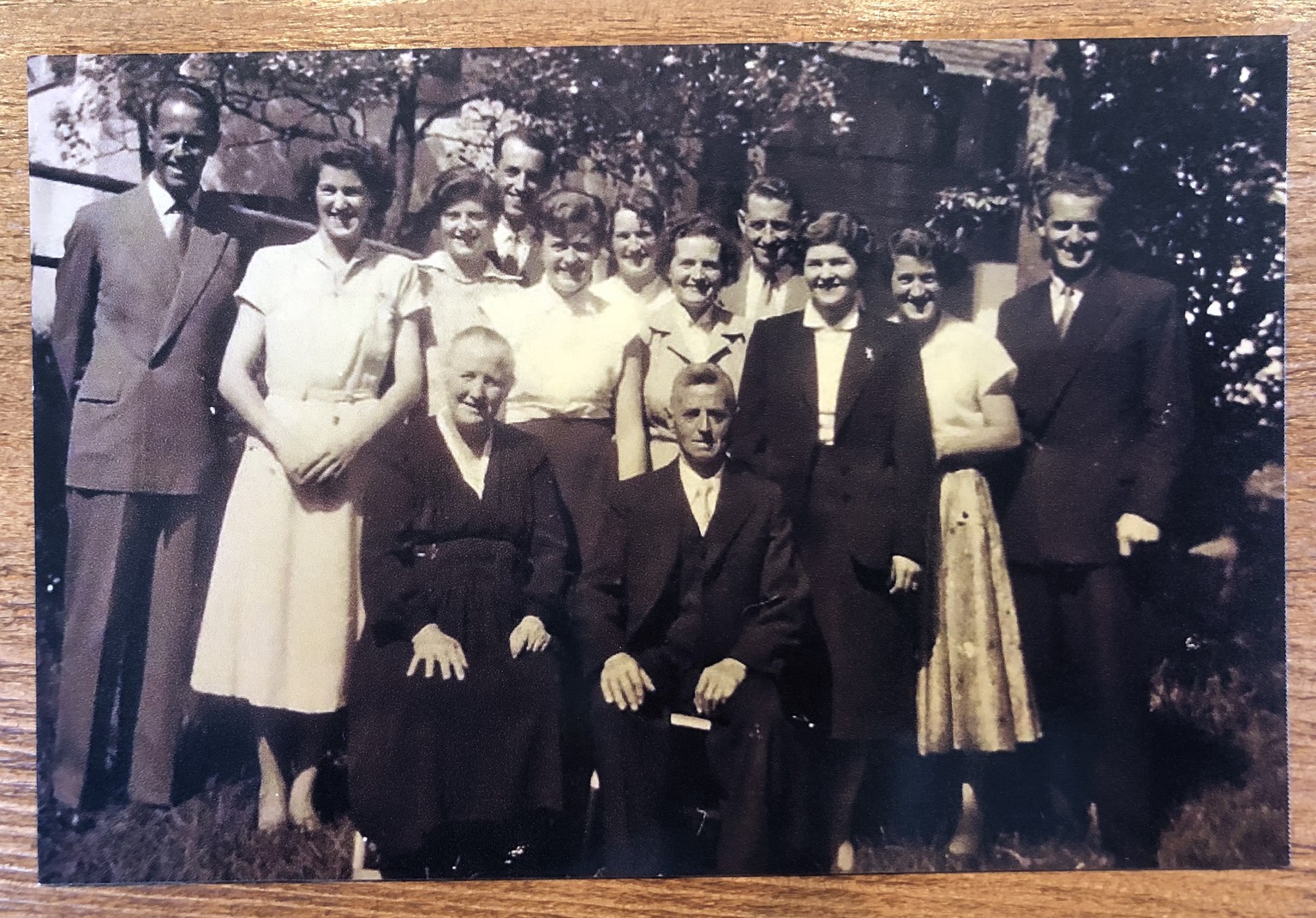 Meine Oma (siebte von links) mit ihren zehn Geschwistern und den Eltern (vorne sitzend).