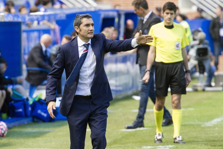 epa05948307 Athletic Club&#039; head coach Ernesto Valverde (C) reacts during the Spanish Primera Division soccer match between Deportivo Alaves and Athletic Bilbao at Mendizorroza Stadium, in Vitoria ...