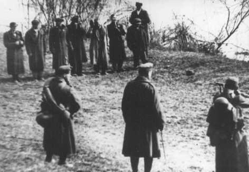 Exekution am Donauufer: Pfeilkreuzler erschiessen im Oktober 1944 Juden in Budapest.&nbsp;