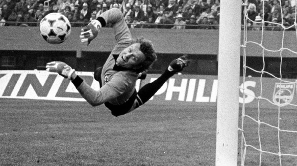Der deutsche Torhueter Sepp Maier am 14. Juni 1978 in voller Aktion beim Spiel Deutschland-Italien (0:0) in Buenos Aires bei der Fussball-WM 1978. (KEYSTONE/EPA PHOTO/DPA/Str) === ===