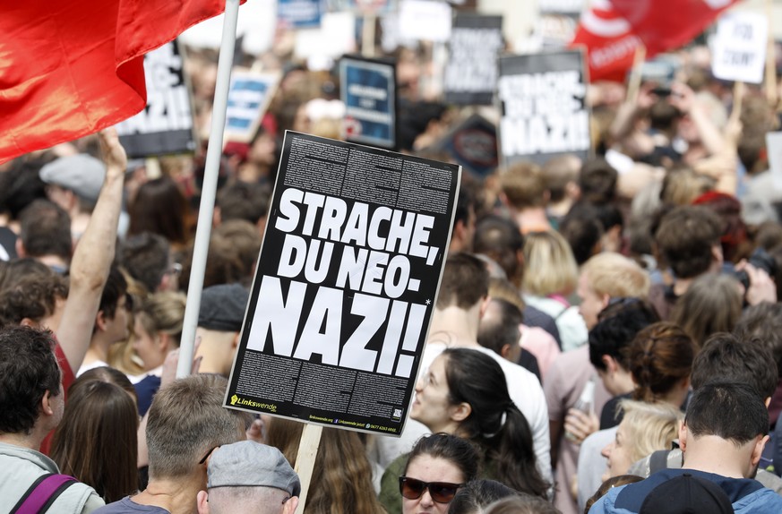 epa07580604 People hold banners reading &#039;Strache you neo-Nazi&#039; outside the office of Austria&#039;s Vice Chancellor Strache in Vienna, Austria, 18 May 2019. Austrian Vice Chancellor Strache  ...