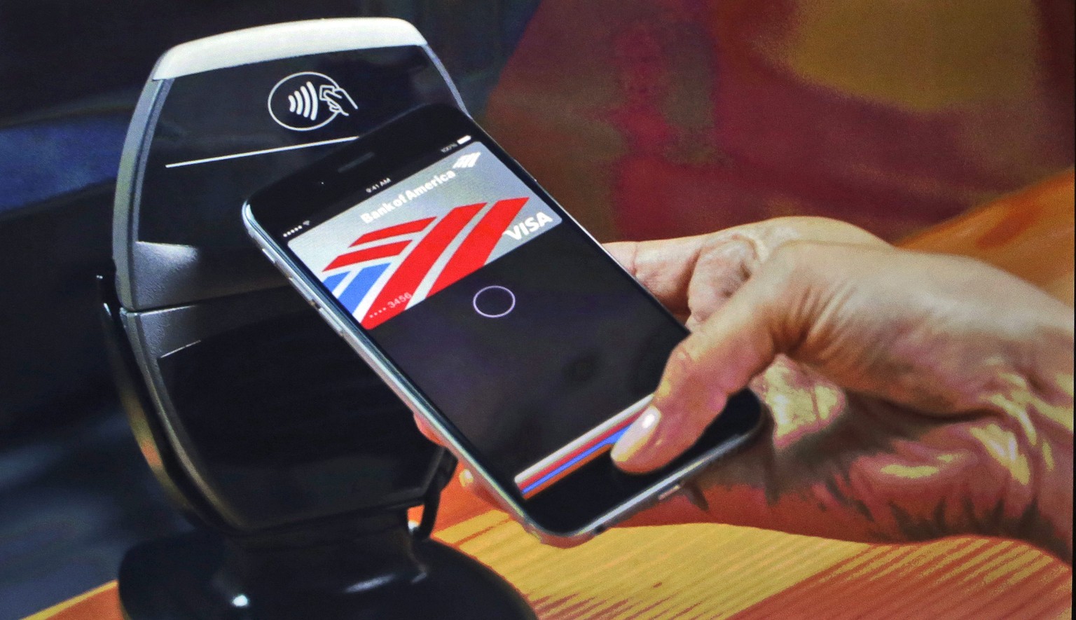 Mit dem iPhone 6 kann man künftig an der Ladenkasse bargeldlos bezahlen. Der Bezahlvorgang soll sicher sein und dauert kaum länger als ein Wimpernschlag.
