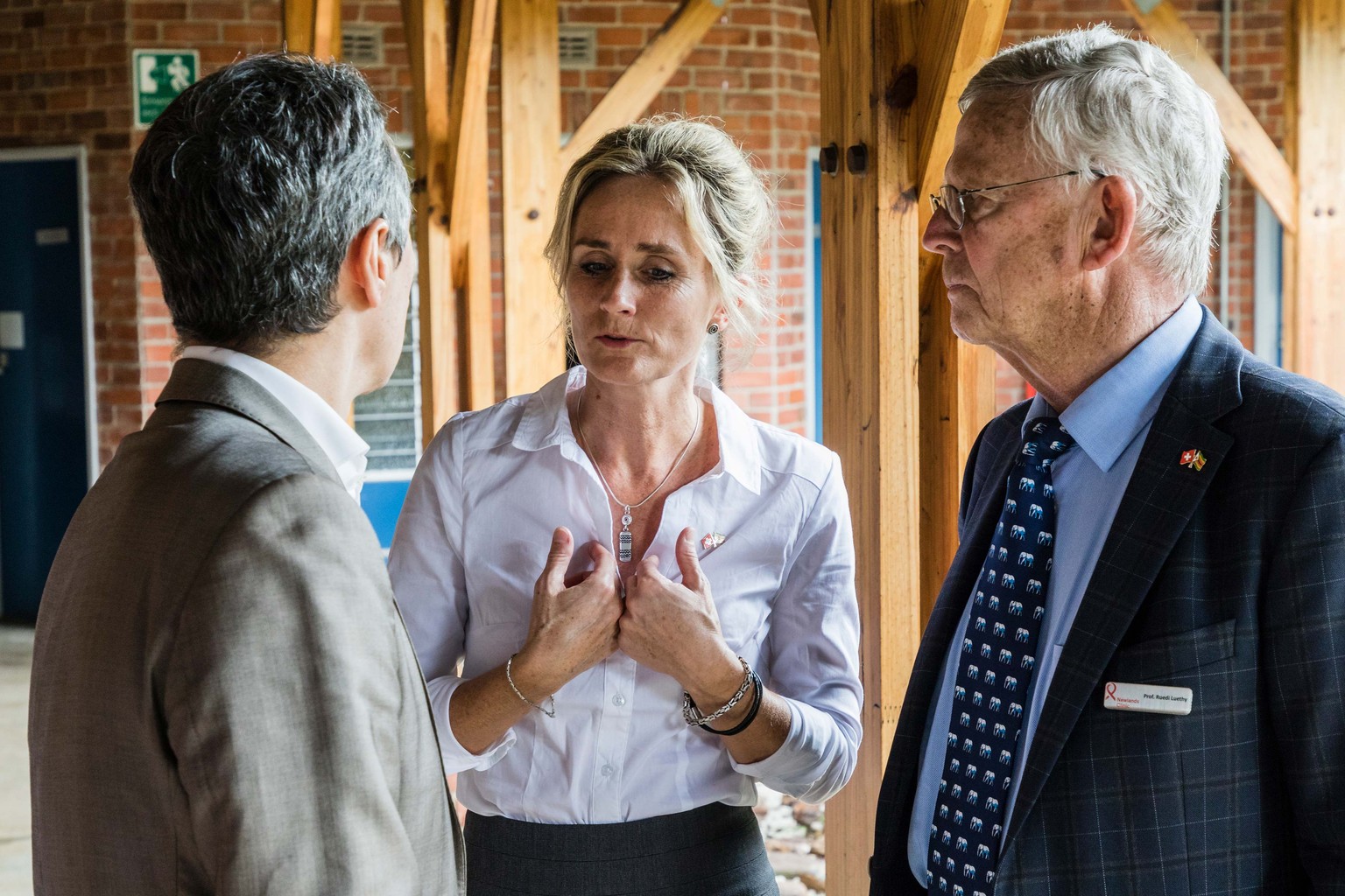 Bundesrat Ignazio Cassis, Ruedi Lüthy und seine Tochter Sabine, die Geschäftsführerin der Stiftung.