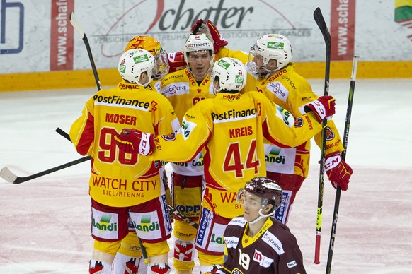 Biel&#039;s forward Michael Huegli, center, celebrates his goal with teammates , right, after scoring the 0:3, during a National League regular season game of the Swiss Championship between Geneve-Ser ...